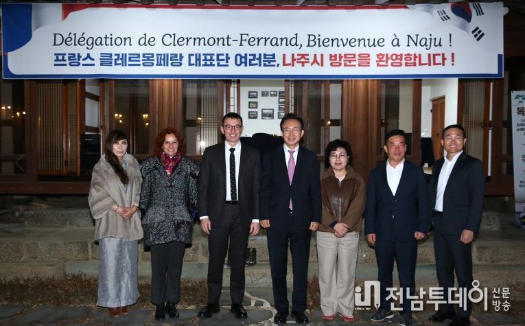 프랑스 클레르몽페랑의 제롬 오슬랑데르 부시장(왼쪽 세 번째)을 비롯한 3명으로 구성된 행정대표단이 3일간 나주를 공식 방문했다.