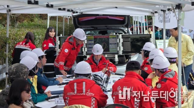 상사면 산불 대응 훈련 현장에서 안전한국훈련 현장통합지휘본부가 현장대응회의를 진행하고 있다