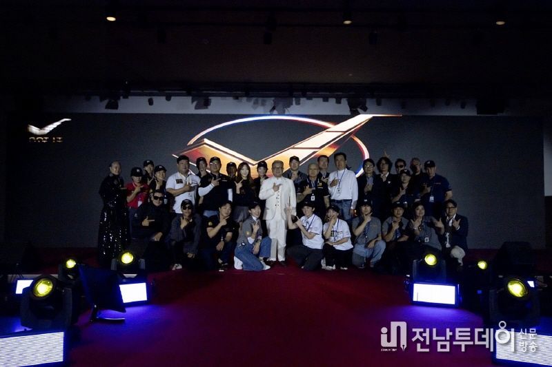 앤디박 의장과 주최인 그랜디엔터테인먼트외 전 스텝진 사진촬영