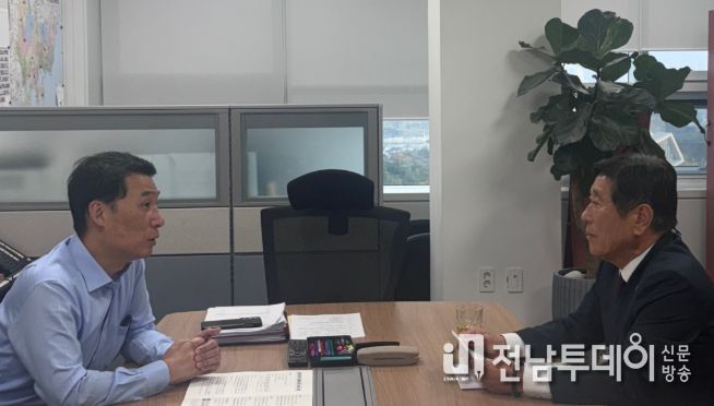 행정안전부 하종목 지방재정국장과 업무협의를 추진하고 있는 조상래 곡성군수