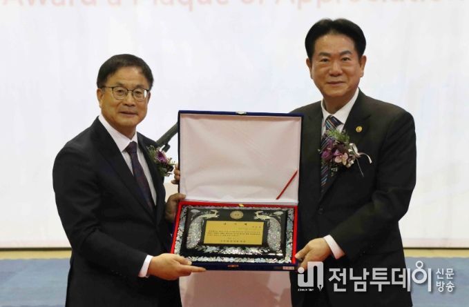 윤웅석 국기원장이 이동섭 전 국기원장에게 감사패를 전달하고 기념촬영을 하고 있다.