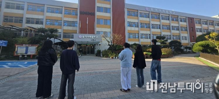 광주시교육청 전남대 교육협력관실이 7일 동아여고에서 전남대 지리학과 함께 진행하는 학교 항공촬영에서 전남대 지리학과 학생들이 드론을 조작하고 있다.