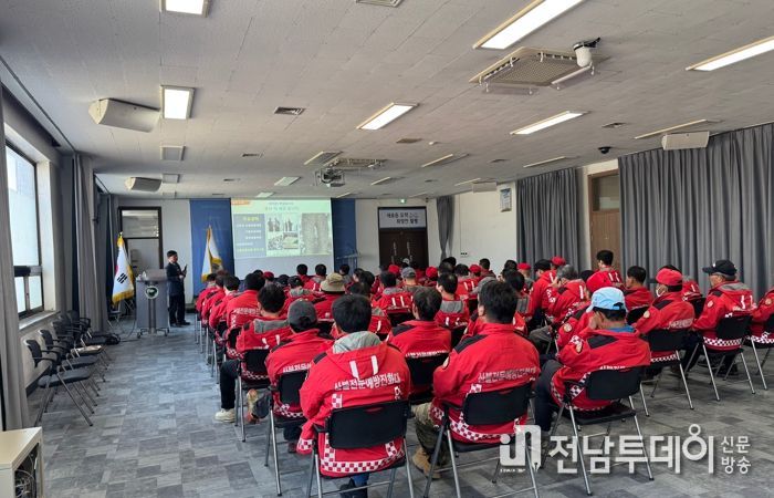 6일,7일 함평군청 대회의실 산불진화대 이론 및 공설운동장 실습 교육 진행하는 모습