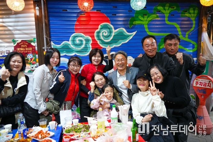 강기정 광주광역시장이 8일 오후 동구 대인시장에서 열린 대인예술야시장을 방문해 상인들을 격려하고 애로사항을 청취한 뒤 기념촬영을 하고 있다. /광주광역시 제공