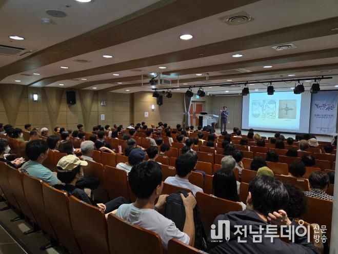 지난 9월 시청 직원과 순천시민을 대상으로 시민인문학 '도서관에서 만난 사람' 강연을 진행하고 있다