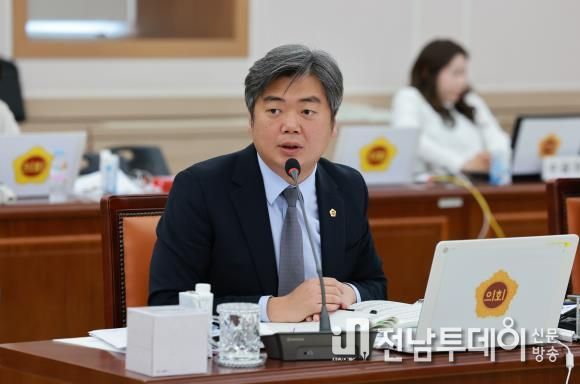 행정사무감사 중인 박원종 전남도의원