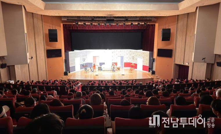 완도군, _문화의 날_에 다양한 문화 공연 마련(사진은 지난 8월에 선보인 연극 라이어)