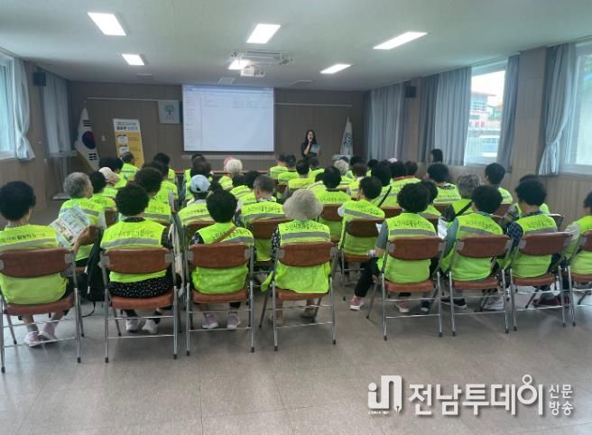 곡성군 노인사회활동지원사업 종사자를 대상으로 감염병 예방 교육을 추진하고 있는 모습