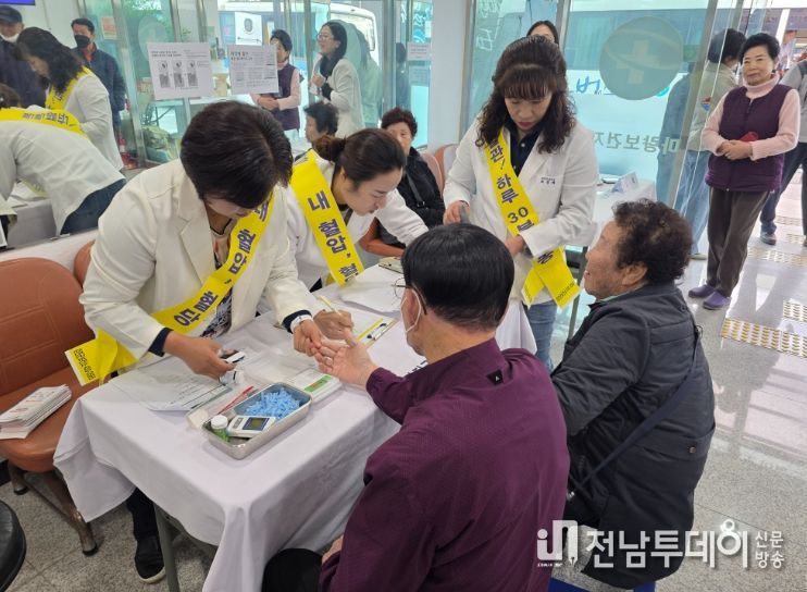 강진군보건소가 지난 13일 마량면에서 생생건강데이 행사를 가졌다.