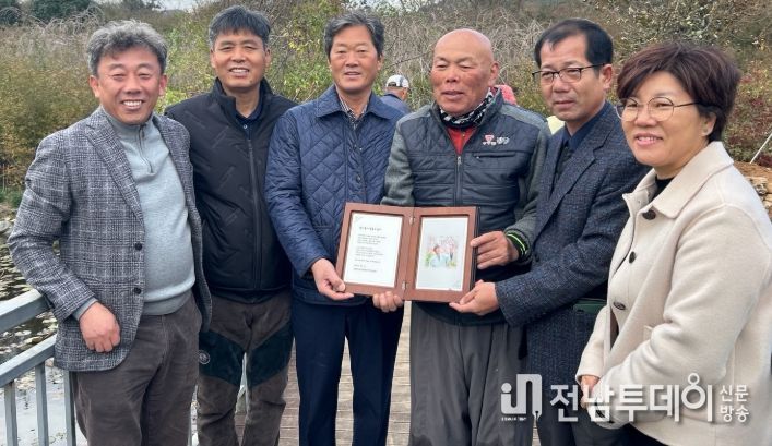 강진군 농수특산물 직거래사업단에서 남미륵사 법흥스님께 감사패를 전달하고 있다.