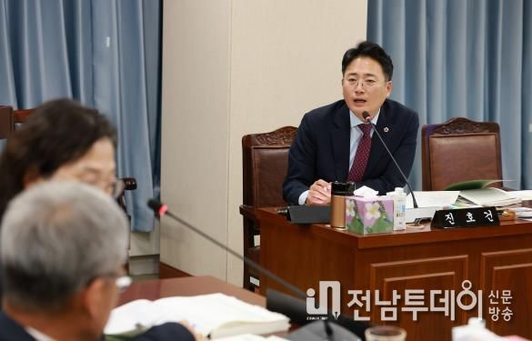 진호건 전남도의원이 농업기술원 김행란 원장에게 질의하고 있다.