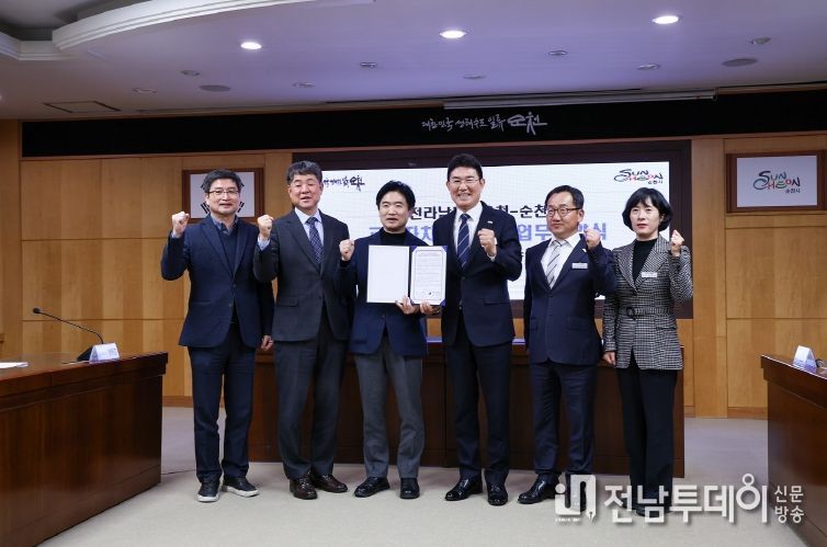 지난 19일 순천시청에서 순천시와 전남도교육청이 ‘교육자치협력지구’ 업무 협약식을 열고 기념촬영을 하고 있다