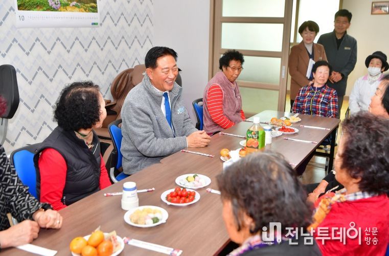 19일 남면 죽분경로당을 찾은 김한종 장성군수가 어르신들과 환담을 나누고 있다.