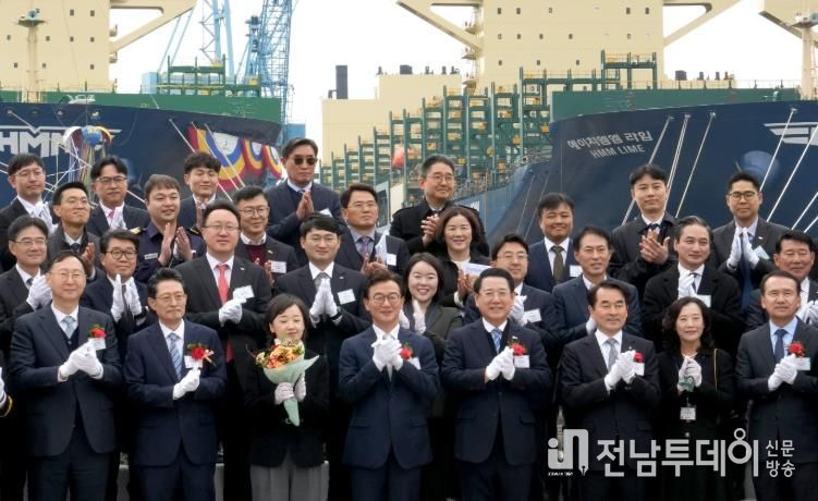메탄올 이중연료추진 컨테이너 운반선인 HMM사의 ‘클로버(CLOVER)호’ 명명식 행사가 20일 영암 삼호읍 HD 현대삼호에서 열린 가운데 김영록 전남도지사, 전재수 해양수산부장관, 최원혁 HMM 대표이사, 김재을 HD현대삼호 사장 등 주요 내빈과 기념촬영을 하고 있다.