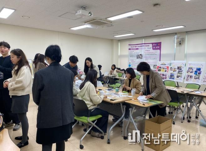 광주시교육청이 19~20일 광주시교육청교육연수원에서 진행한 ‘제3회 광주수업페스티벌’에서 교과연구회 교사들이 수업사례에 대해 설명하고 있다.