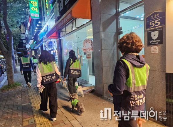 지난 24일 수완동 반려견순찰대가 수완호수공원 일대 및 인근 주택가에서 치안 불안 요소와 안전 취약 지역을 점검했다.