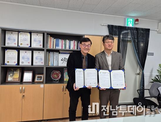 지난 24일 여수시도시재생지원센터와 여수시니어클럽이 2026년도 업무협약을 체결하고 올해에 이어 내년에도 도시재생 공동이용시설 관리와 시니어 사회활동 지원사업을 협업하기로 했다.