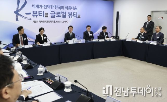 김민석 국무총리가 27일 충북 음성군 코스메카코리아에서 열린 국가정책조정회의를 주재, 모두발언을 하고 있다.