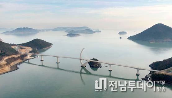 여수와 고흥을 연결하는 해상교량을 달리는 ‘2025 여수일레븐브리지마라톤’이 올해 제1회 대회로 오는 29일 첫선을 보인다.