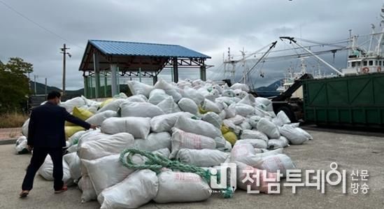 2026여수세계섬박람회 개최를 앞두고 해양환경 개선을 위해 ‘조업 중 인양쓰레기 수매사업’을 적극 추진하고 있다.