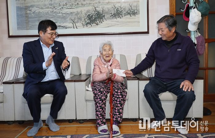 28일, 이상익 함평군수가 장수 지팡이를 전달하는 사진