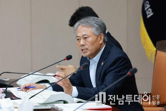 박성재 전남도의원이 농축산식품국 박현식 국장에게 질의하고 있다.