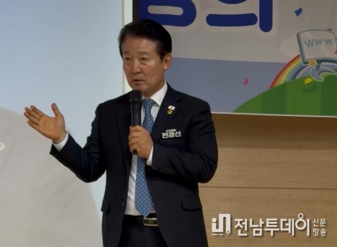 전경선 전남도의원이 27일 목포시노인회관에서 ‘행복한 노후, 전남이 함께합니다’ 주제로 강의를 진행했다