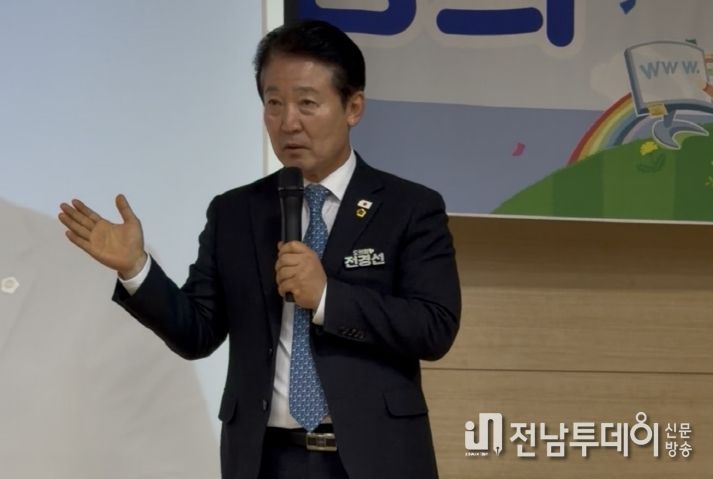 전경선 전남도의원이 27일 목포시노인회관에서 ‘행복한 노후, 전남이 함께합니다’ 주제로 강의를 진행했다