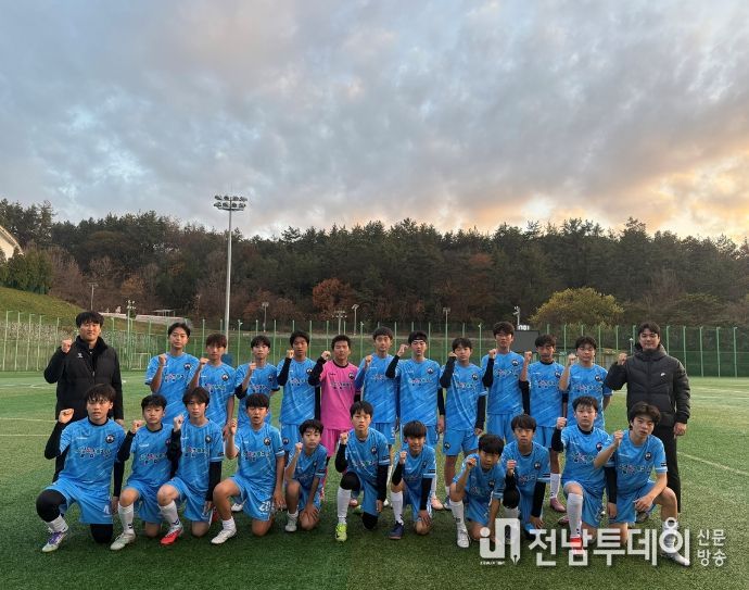 여수시 중등부 유소년 축구단인 여수해양FC U-15가 지난달 28일부터 30까지 해남군 일원에서 열린 ‘해남 땅끝배 축구대회’에서 의미 있는 첫 승리를 거뒀다.