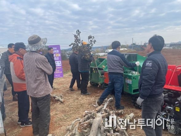 신안군 보도자료- 신안군, 겨울철 영농부산물 파쇄로 연일 바뻐..