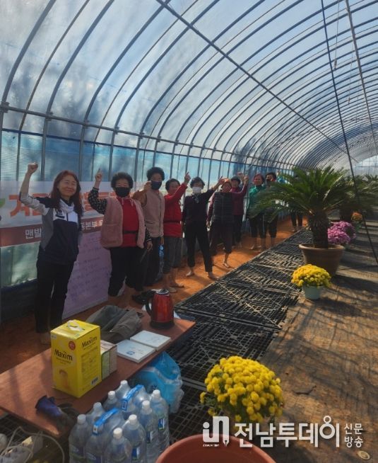 회산백련지에 조성된 ‘하우스 황토맨발 건강길’