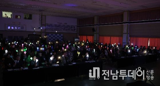 광산구 ‘시민의 힘! 광장의 빛으로 채우는 민주주의’ 퍼포먼스 사진.