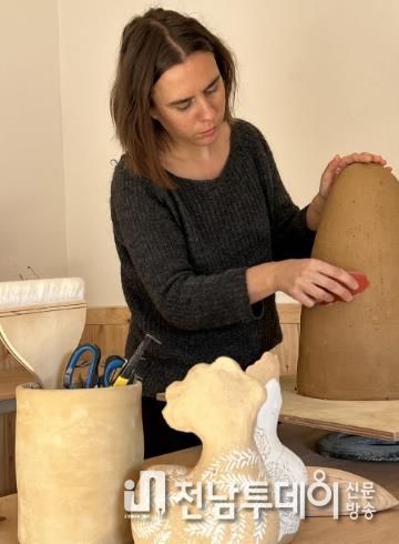 고흥분청문화박물관, 국제 도예 교류의 플랫폼 구축의 첫걸음 (1) - 분청문화박물관 내 세심헌에서 작업 중인 마르티나 무라로