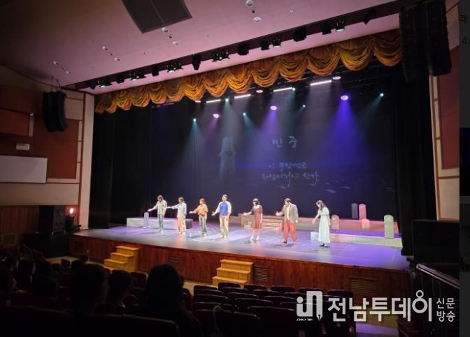 12월 3일 예술공연문화체험 프로그램에 출연한 광주뮤지컬단 ‘다락’의 5·18 창작 뮤지컬 ‘망월: 달을 바라다’ 공연 장면