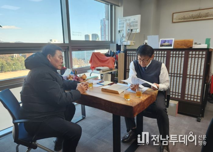 무안군 주요 사업 반영 현황 파악을 위해 서삼석 국회의원실을 방문한 김산 군수