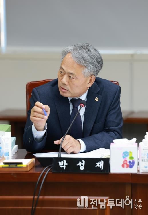 박성재 전남도의원이 행정부지사 윤진호 직무대리에게 질의하고 있다.