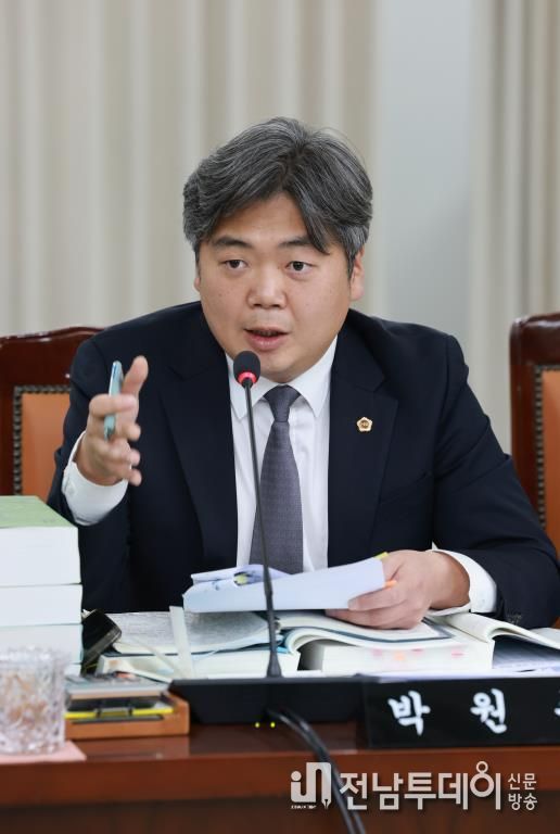 본예산 심사 중인 박원종 전남도의원