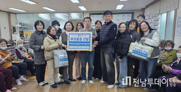 나주시중부노인복지관 ‘환경실천가과정’에 참여한 수강생들이 관내 복지시설 2개소에 손수 제작한 목도리를 기부했다.