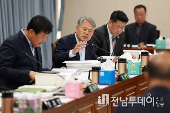 박성재 전남도의원이 농축산식품국 박현식 국장에게 질의하고 있다