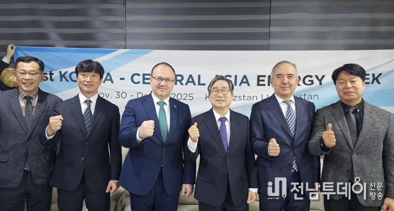 지난 5일 강상구 나주 부시장(오른쪽 세 번째)이 우즈베키스탄 경제위원회 목토르 우마로프 의장(왼쪽 세 번째)을 비롯한 관계자들을 만나 에너지 전환과 신도시 개발 분야 관련 협력을 논의했다.