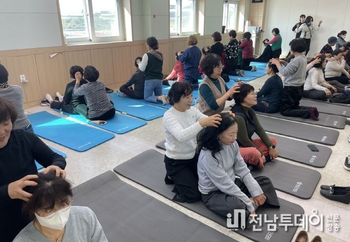 나주시농업기술센터가 2025년 생활개선회 리더십 강화 순회교육을 성황리에 마무리했다. 사진은 힐링요가 실습을 하는 생활개선회 회원들 모습.