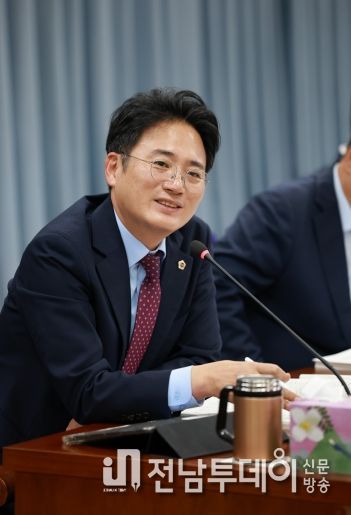 진호건 전남도의원이 농축산식품국 박현식 국장에게 질의하고 있다.