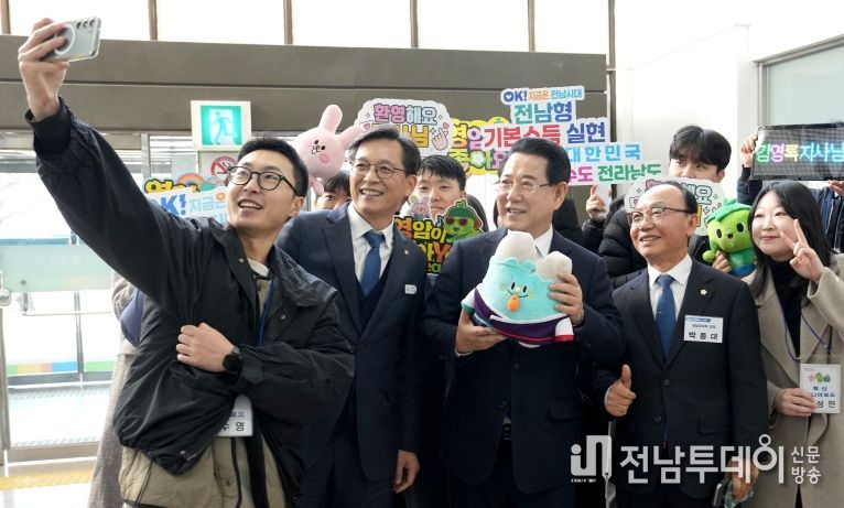 8일 영암군민회관 대회의실에서 열린 ‘영암군 정책비전 투어’ 행사에 참석한 김영록 전라남도지사가 영암군청 직원들과 함께 기념촬영을 하고 있다.