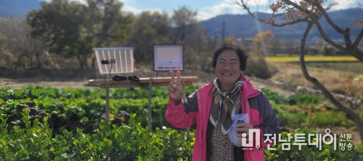 설치된 태양광 외등 앞에서 사진을 찍은 지원 가구