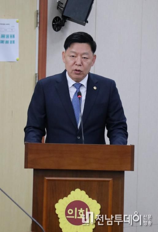 제395회 전라남도의회 제2차 정례회 제4차 교육위원회에서 김정희 교육위원장이 「전라남도교육청 헌법교육 활성화 조례안」에 대해 제안설명 하고 있다.