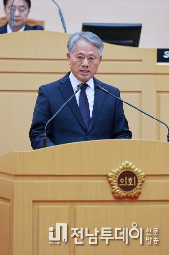 박성재 전남도의원이 제4차 본회의(9일)에서 제안설명을 하고 있다.