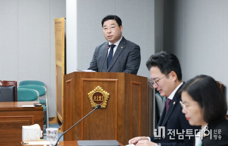 신민호 의원(순천6, 더불어민주당)이 9일 운영위원회에서 ‘순천 신대·선월지구 개발이익 환수 특별위원회 구성 결의안’ 제안설명을 하고 있다.