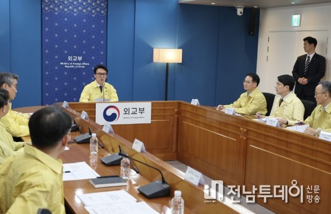 김민석 국무총리가 9일 세종대로 정부서울청사에서 열린 재외국민 보호 점검회의를 주재하고 있다.(국무조정실)