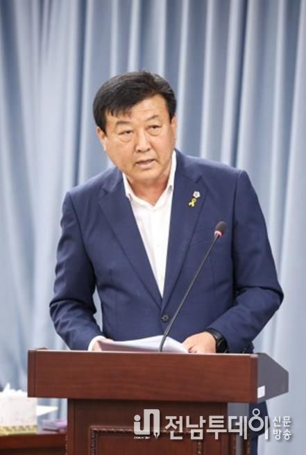 제395회 제2차 정례회 제7차 농수산위원회 회의(9일)에서 신승철 의원이 제안설명을 하고 있다.