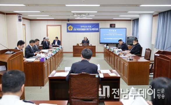 전라남도의회 ‘전남 국민안전체험관 건립 지원 특별위원회’ 위원들이 안상현 도민안전실장으로부터 업무보고를 받고 있다.